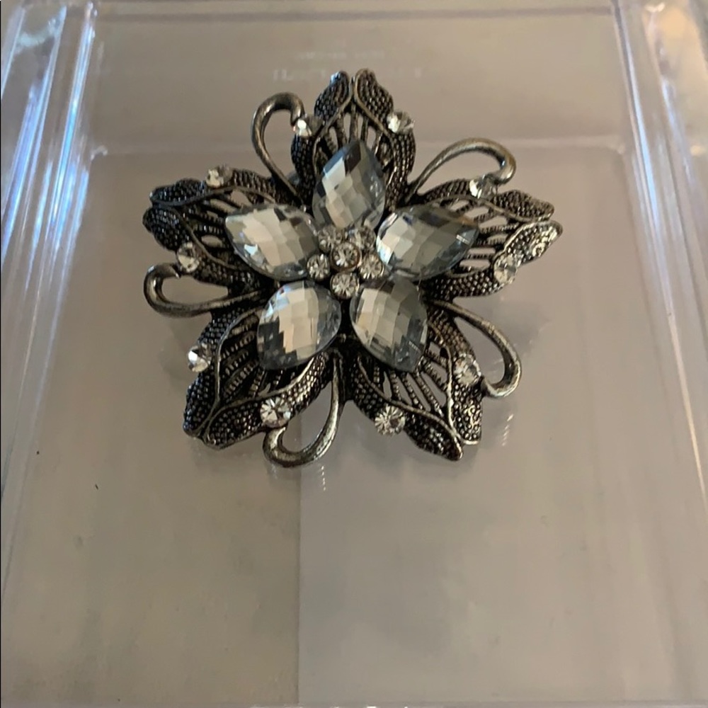 NEW- Beautiful Flower Stone Ring - Picture 3 of 4